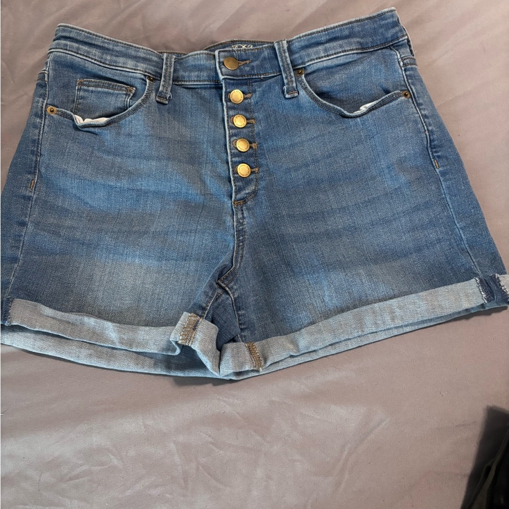 Medium washed denim shorts